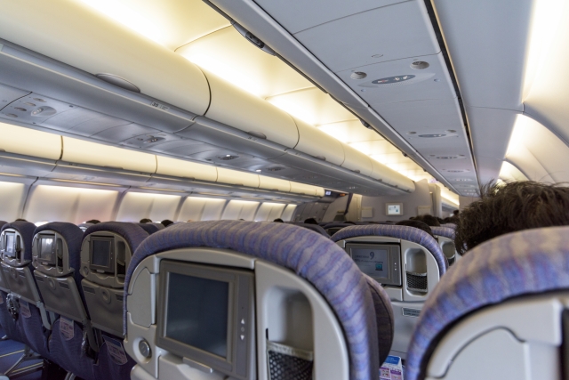 海外旅行ではスマホを「機内モード」にしないと危険！